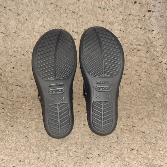 CROCS-Sanrah- Metallic Medallion Sandals-Black Thong Wedge-Sz 6-Near Mint - Picture 7 of 7